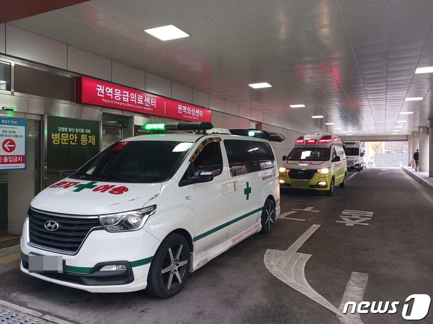 본문 이미지 - 충북대병원 응급실서 대기 중인 구급차. /뉴스1