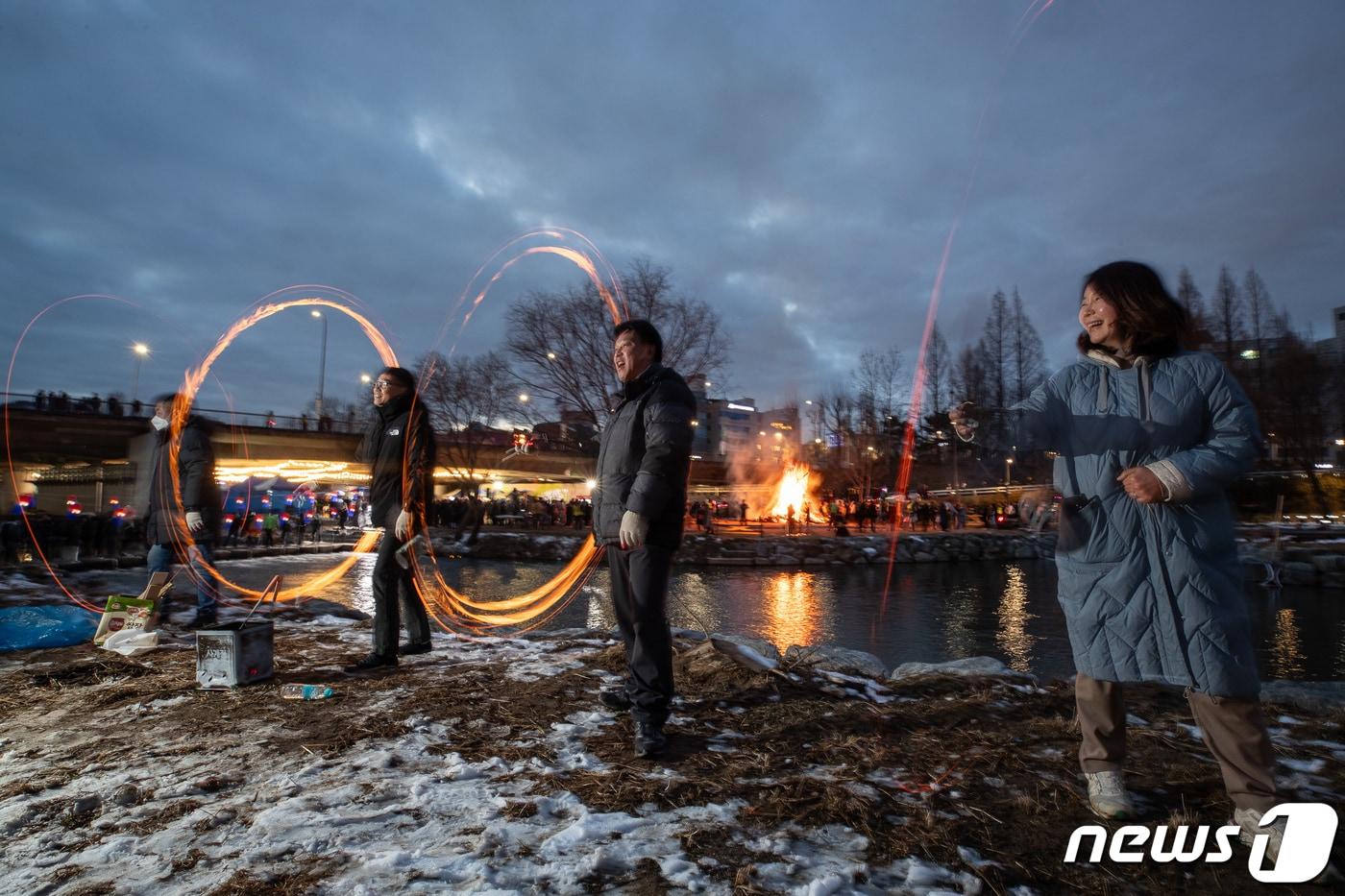 23일 서울 양재천 영동1교 하부에서 열린 서초구 제15회 정월대보름 달맞이 축제.  2024.2.23/뉴스1 ⓒ News1 유승관 기자