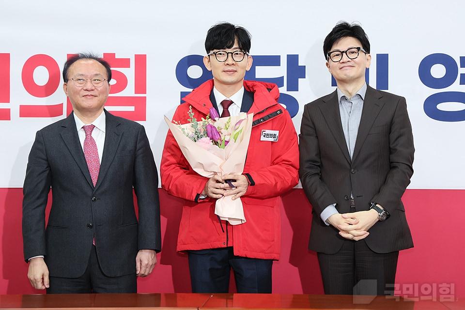 본문 이미지 - 국민의힘 영입인재인 박충권 현대제철 책임연구원(가운데)이 지난 1월8일 국회 본관에서 열린 인재영입환영식에서 한동훈 비상대책위원장과 윤재옥 원내대표와 기념촬영을 하고 있다. 2024.1.8(국민의힘 홈페이지 갈무리)