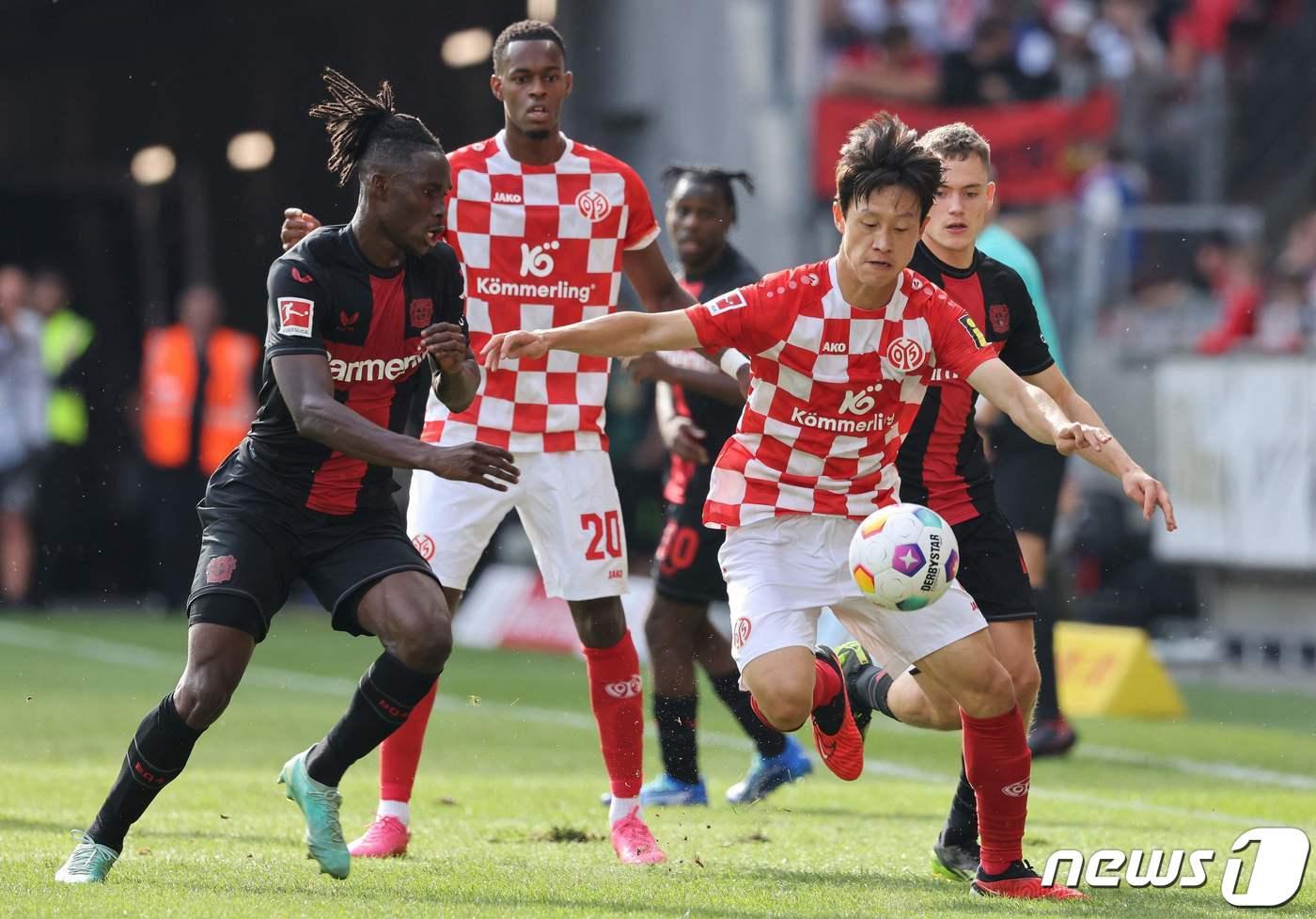 마인츠의 이재성(오른쪽) ⓒ AFP=뉴스1