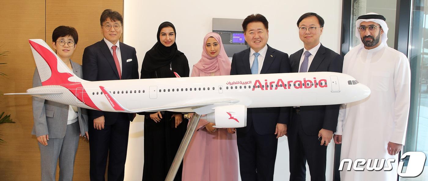 본문 이미지 - 오영훈 제주특별자치도지사가 지난 22일 오후(현지시간) 아랍에미리트 에어 아라비아 항공에서 관계자들과 함께 기념촬영을 하고 있다.(제주특별자치도 제공)