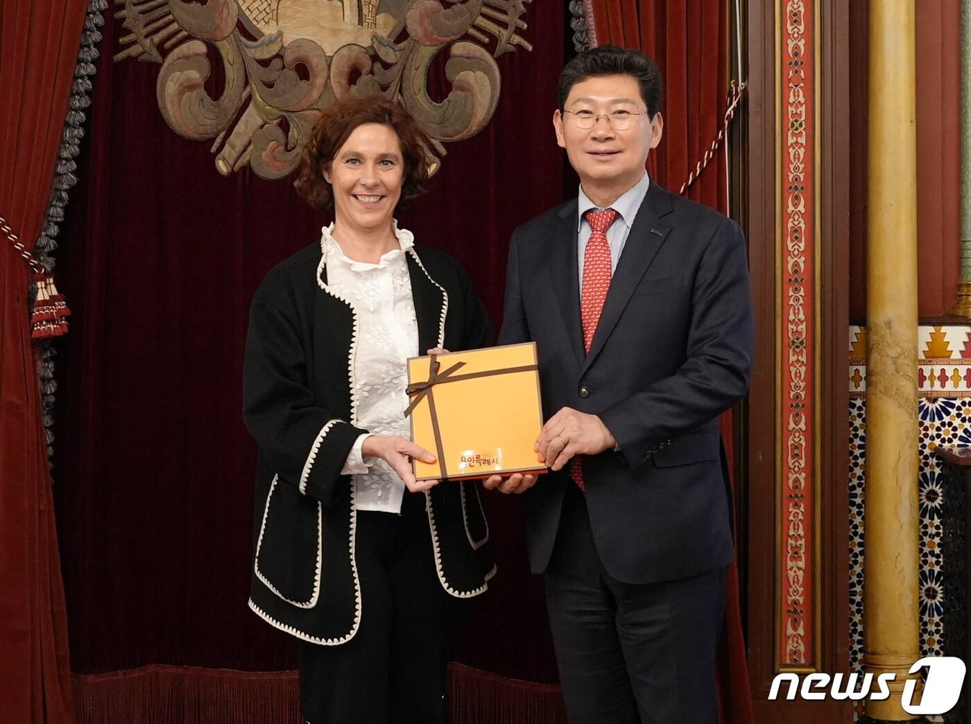 본문 이미지 - 이상일 시장(오른쪽)이 23일(현지시각) 스페인 빌바오시 아마이아 아레지 시장 권한대행과 기념촬영을 하고 있다.(용인시 제공)