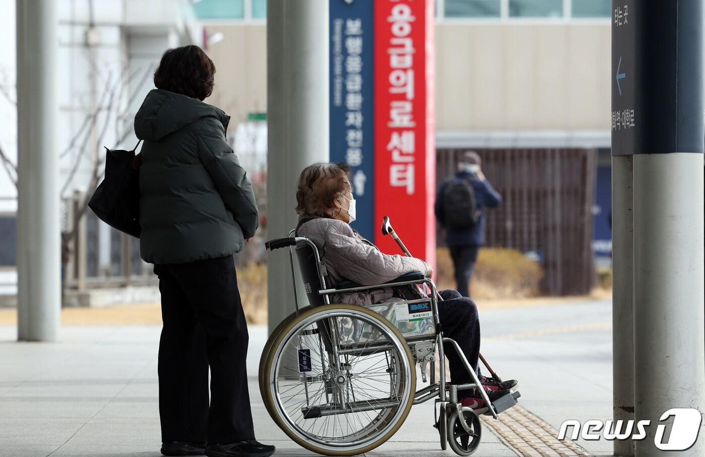 본문 이미지 - 24일 서울대 병원에서 환자와 보호자가 이동하는 모습. 2024.2.24/뉴스1 ⓒ News1 김명섭 기자