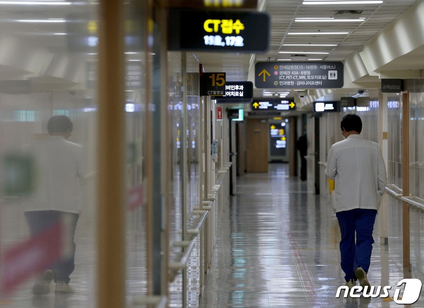 본문 이미지 - 의대증원에 반발한 전공의들의 진료 거부 이후 첫 주말을 맞은 24일 오전 서울의 한 대학병원에서 의료진이 이동하고 있다. 2024.2.24/뉴스1 ⓒ News1 장수영 기자