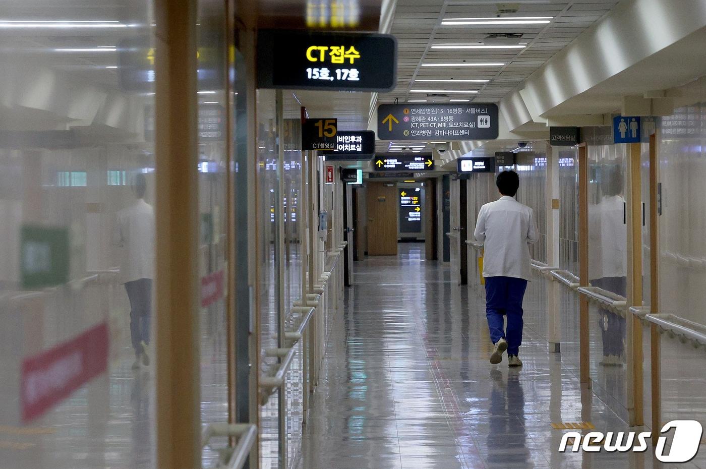 본문 이미지 - 24일 오전 서울의 한 대학병원에서 의료진이 이동하고 있다. 2024.2.24/뉴스1 ⓒ News1 장수영 기자
