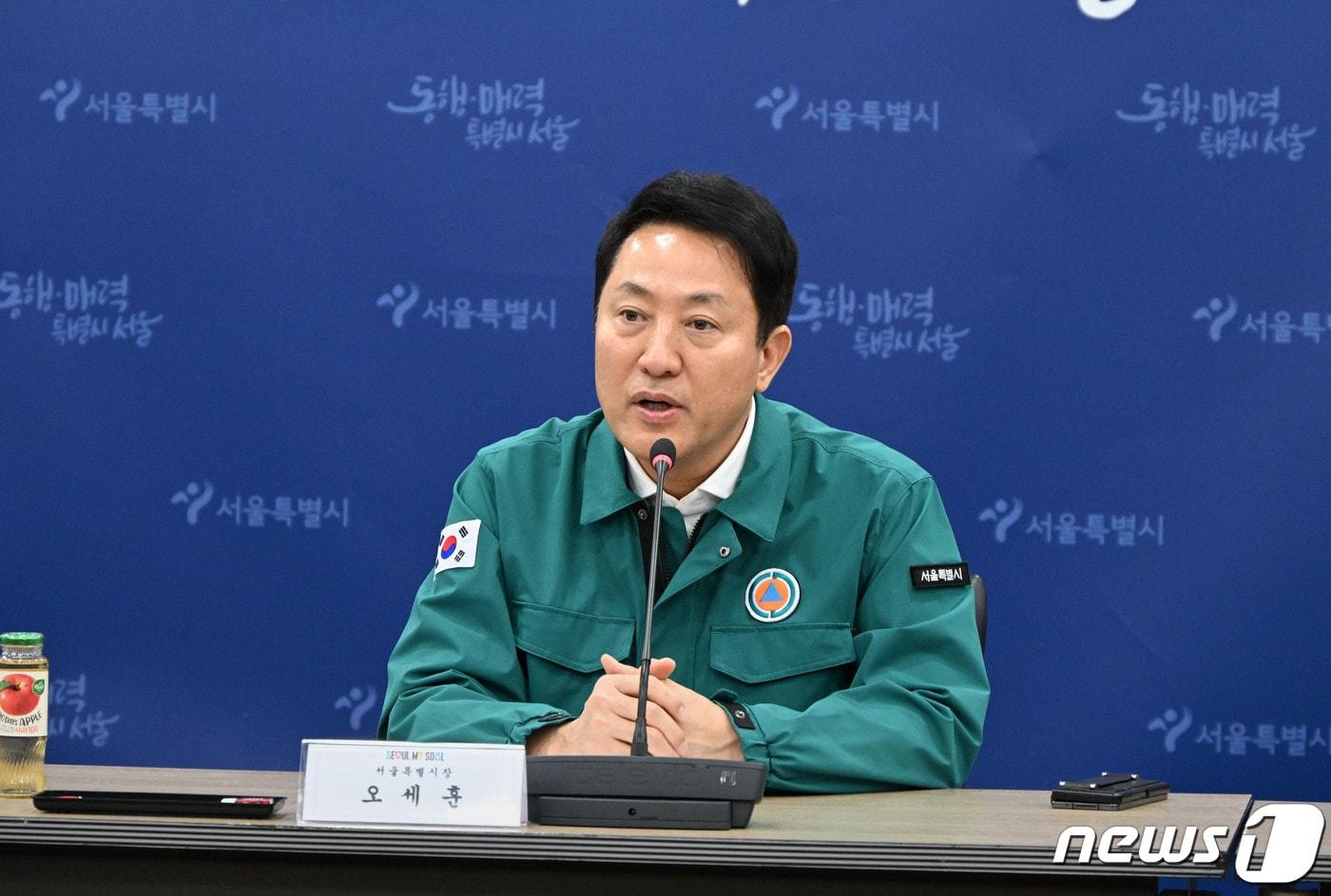 본문 이미지 -  오세훈 서울시장이 24일 8개 서울시립병원장과 의료계 집단행동 확산에 따른 비상의료체계 및 대책을 점검하고 장기화에 따른 시민 피해 최소화 방안을 논의하고 있다.(서울시 제공)