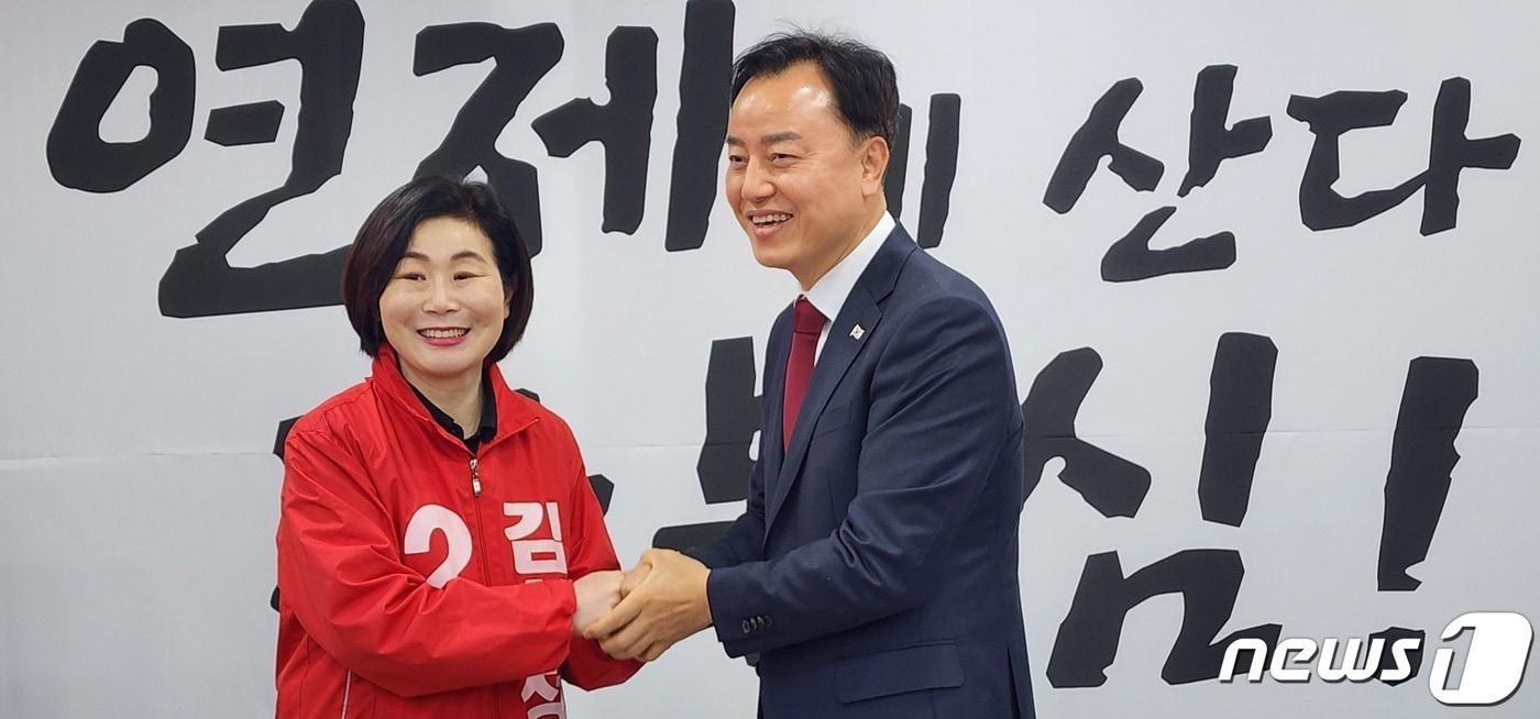 본문 이미지 - 김희정 국힘 부산 연제구 예비후보와 이창진 전 국힘 연제구 예비후보가 24일 이 전 예비후보 사무실에서 김 예비후보 지지선언 뒤 기념사진을 찍고 있다(김희정 캠프 제공)