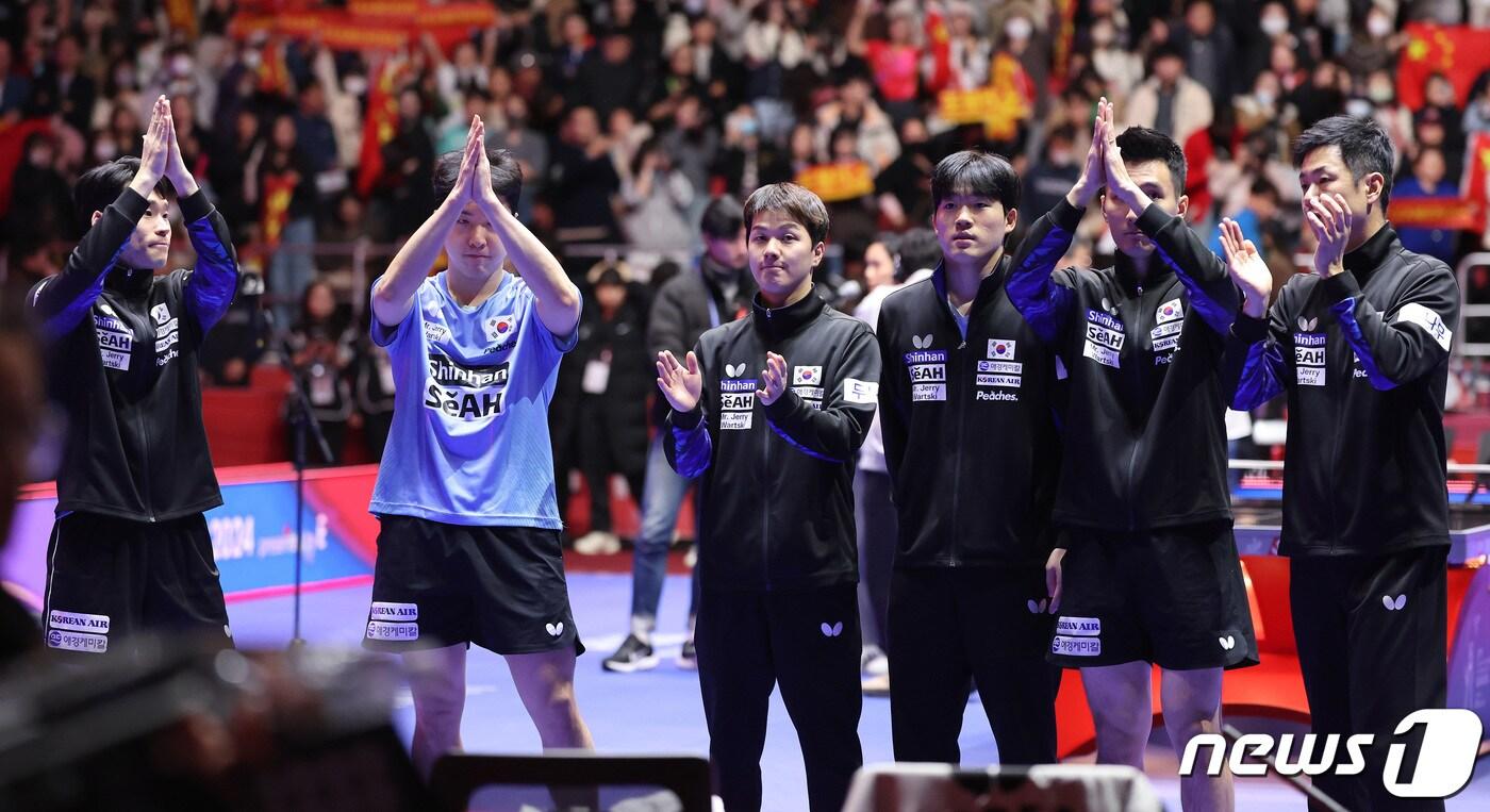 주세혁 남자 탁구 국가대표팀 감독을 비롯한 선수들이 24일 부산 해운대구 벡스코에서 열린 'BNK부산은행 2024 부산세계탁구선수권대회' 남자단체전 4강 대한민국과 중국의 경기에서 세트스코어 2대3으로 패배한 뒤 아쉬워하며 인사하고 있다. 2024.2.24/뉴스1 ⓒ News1 이동해 기자