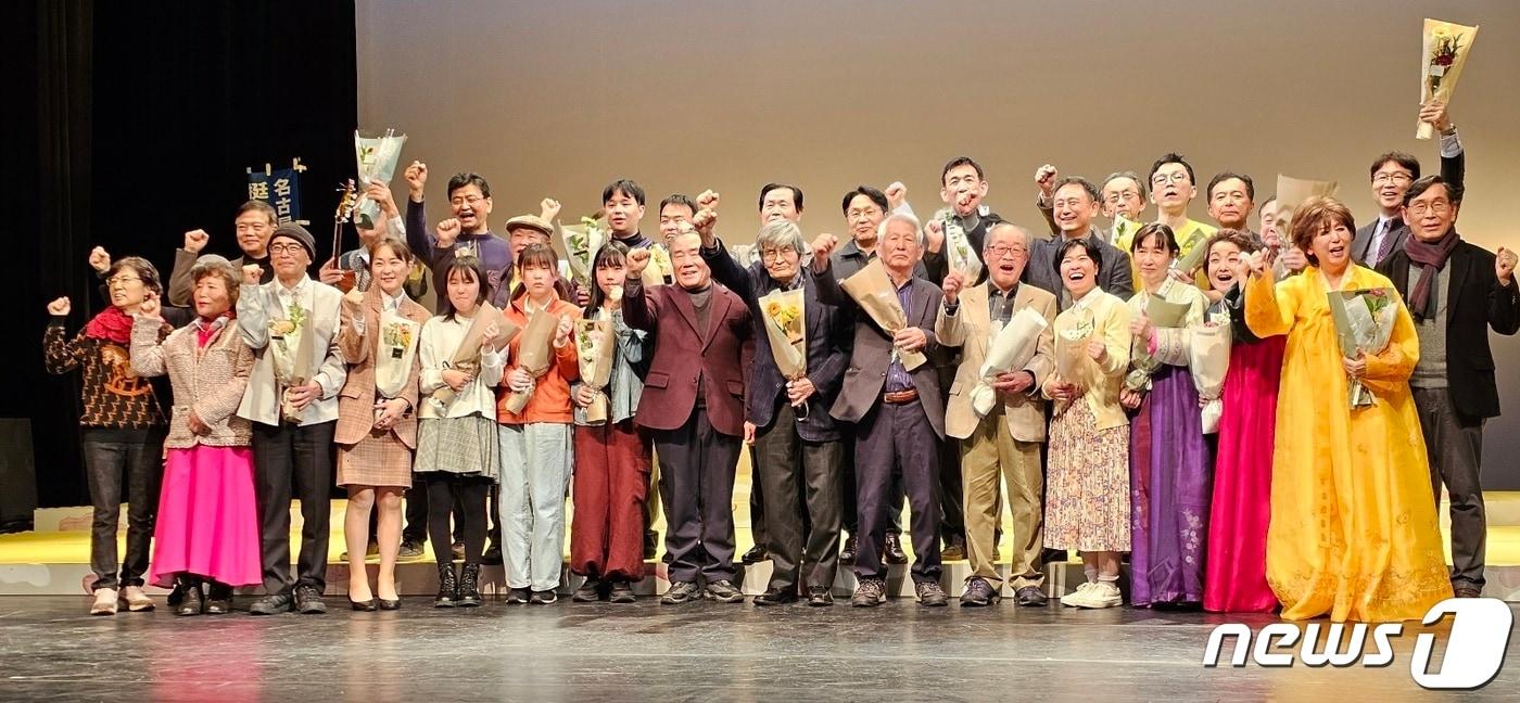 본문 이미지 - 광주 빛고을시민문화관에서 열른 연극 봉선화3 공연을 마친 배우들과 관계자들이 단체사진을 찍고 있다.2024.2.24./뉴스1 ⓒ News1 서충섭 기자