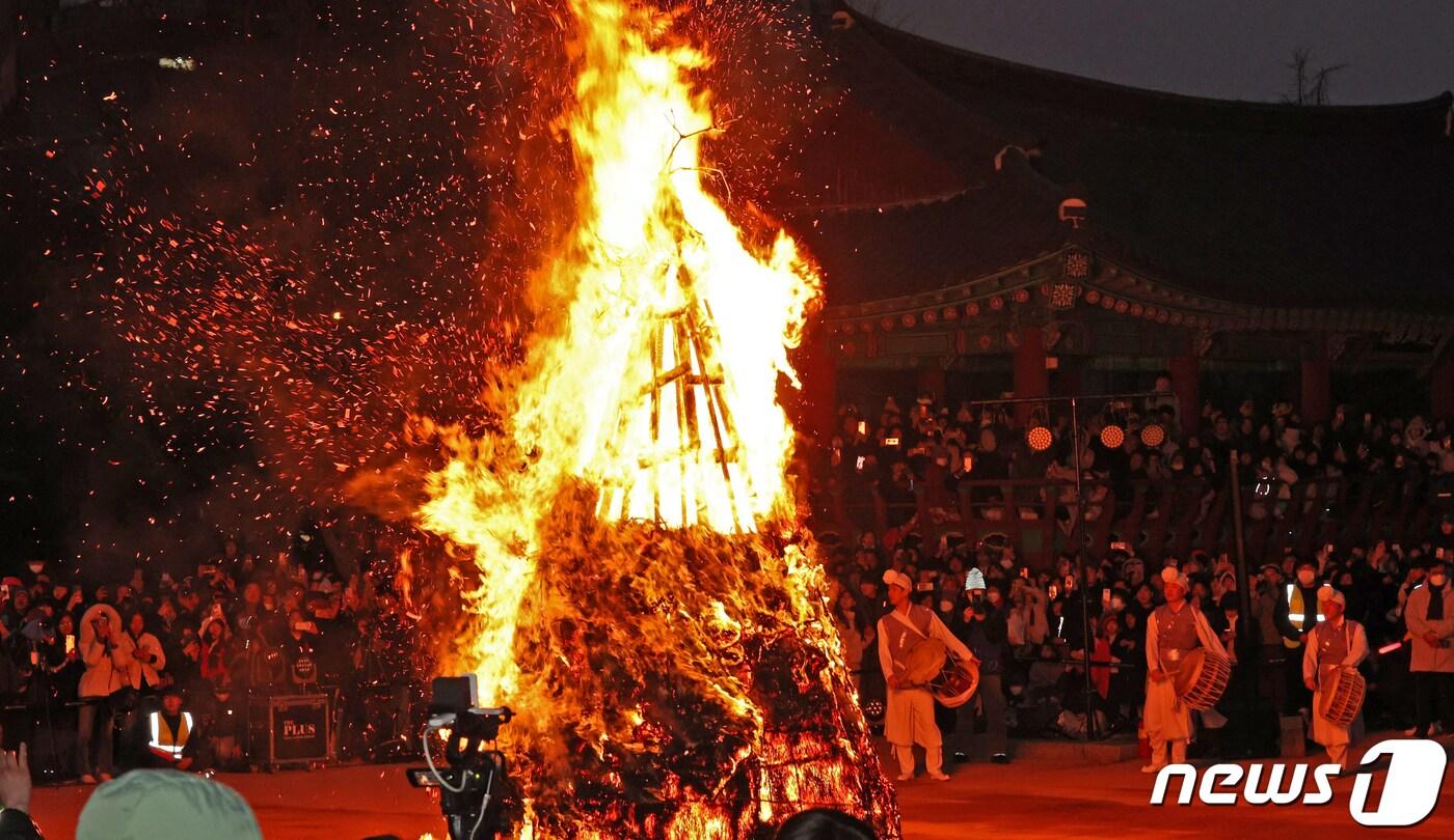대구시 산불방지대책본부는 오는 8일부터 정월대보름인 12일까지 산불방지 특별대책을 추진한다고 6일 밝혔다. 사진은 정월대보름 달집 태우기 행사. (사진은 기사 내용과 무관함) 뉴스1 ⓒ News1 자료 사진