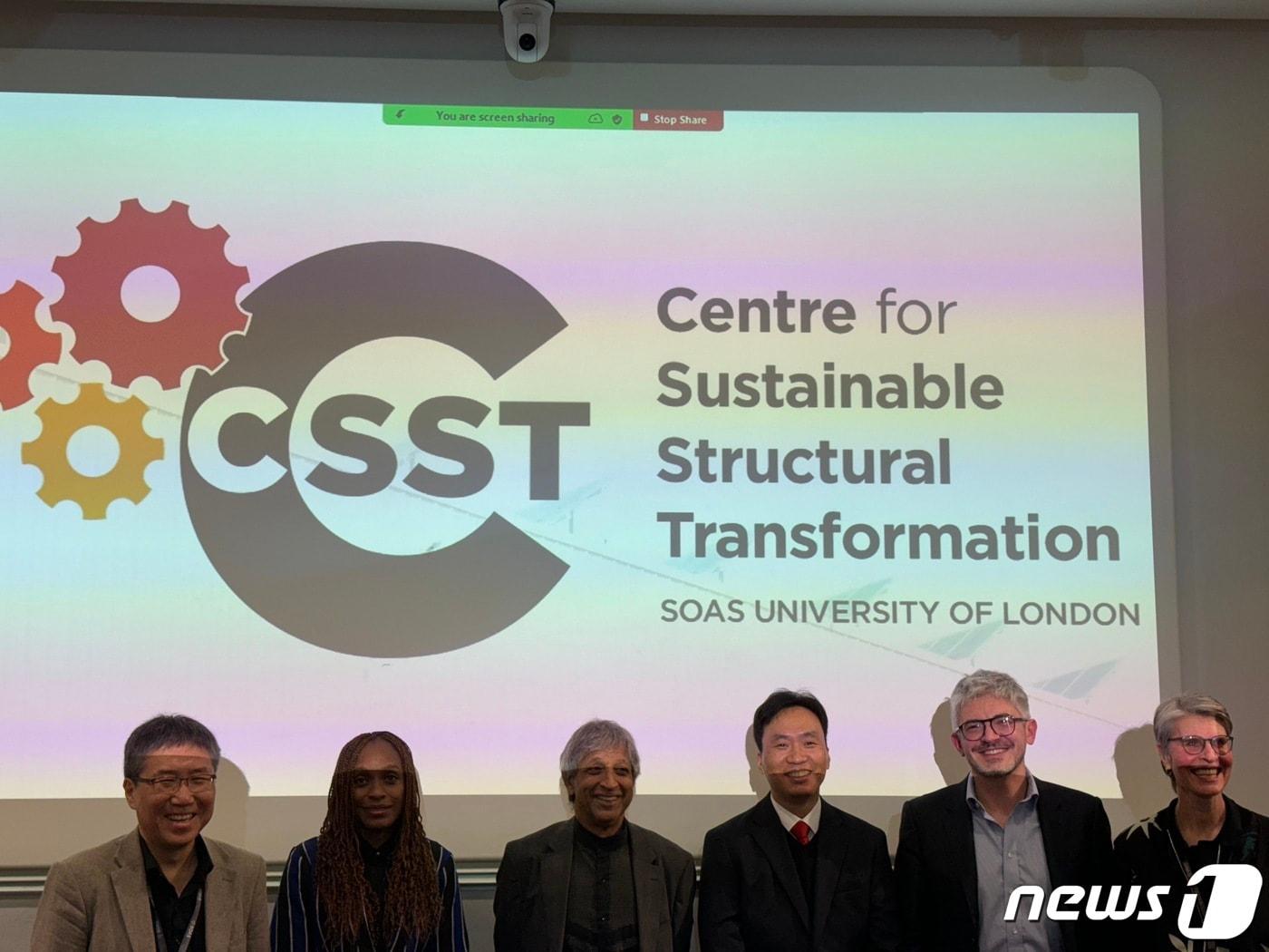 본문 이미지 -   (왼쪽부터) 장하준 런던대학교 SOAS 교수, 오모볼라 존슨(Omobola Johnson) TLCOM 캐피탈 수석 파트너, 아담 하빕(Adam Habib) 런던대학교 SOAS 총장, 박성규 HMG경영연구원 상무, 안토니오 안드레오니(Antonio Andreoni) 런던대학교 SOAS 교수, 엘리사 반 와이언버그(Elisa Van Waeyenberge) 런던대학교 SOAS 경상대 학장이 기념 사진을 촬영하는 모습. (현대차그룹 제공)