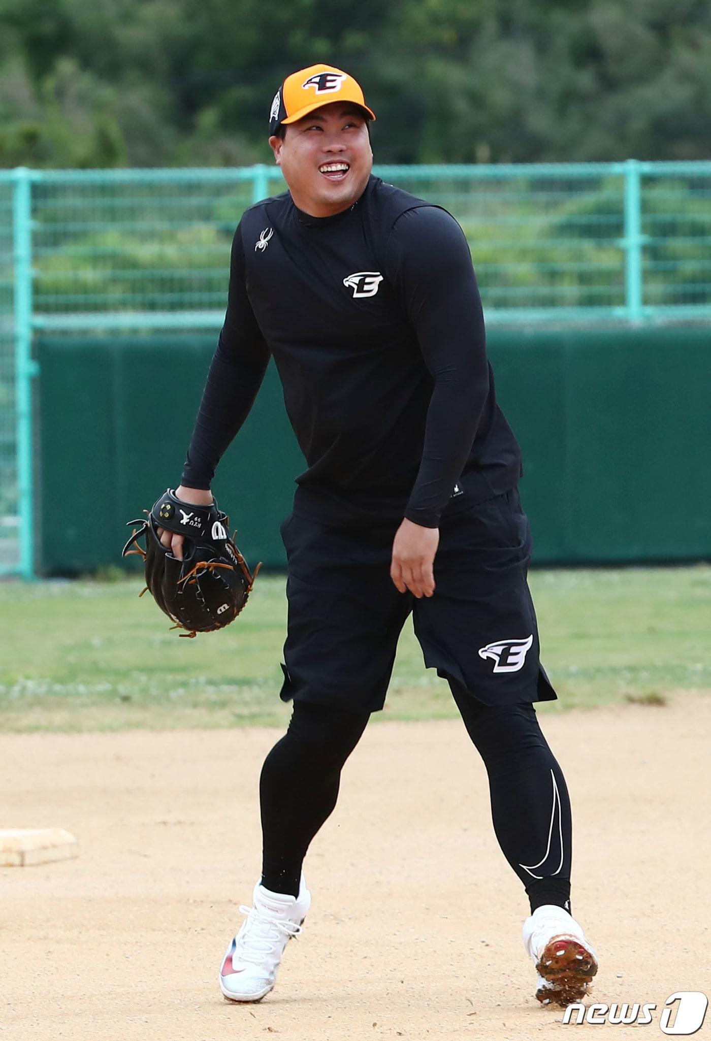 본문 이미지 - 12년 만에 한화에 복귀한 류현진이 25일 오전 일본 오키나와 고친다 구장에서 열린 한화 이글스 2차 스프링캠프에서 훈련을 하고 있다. 2024.2.25/뉴스1 ⓒ News1 이광호 기자