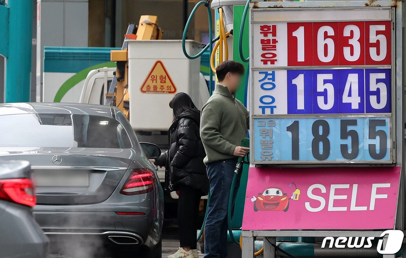 본문 이미지 - 25일 서울 시내 주유소 모습. 2024.2.25/뉴스1 ⓒ News1 김진환 기자
