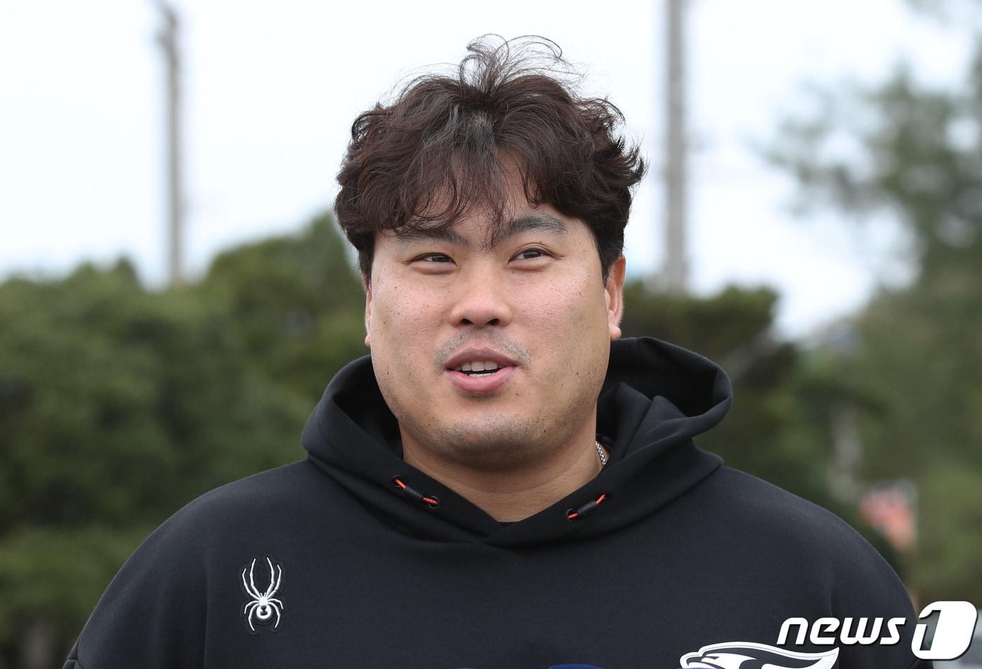 본문 이미지 - 12년 만에 한화에 복귀한 류현진이 25일 오전 일본 오키나와 고친다 구장에서 열린 한화 이글스 2차 스프링캠프에서 훈련을 마치고 취재진과 인터뷰를 하고 있다. 2024.2.25/뉴스1 ⓒ News1 이광호 기자