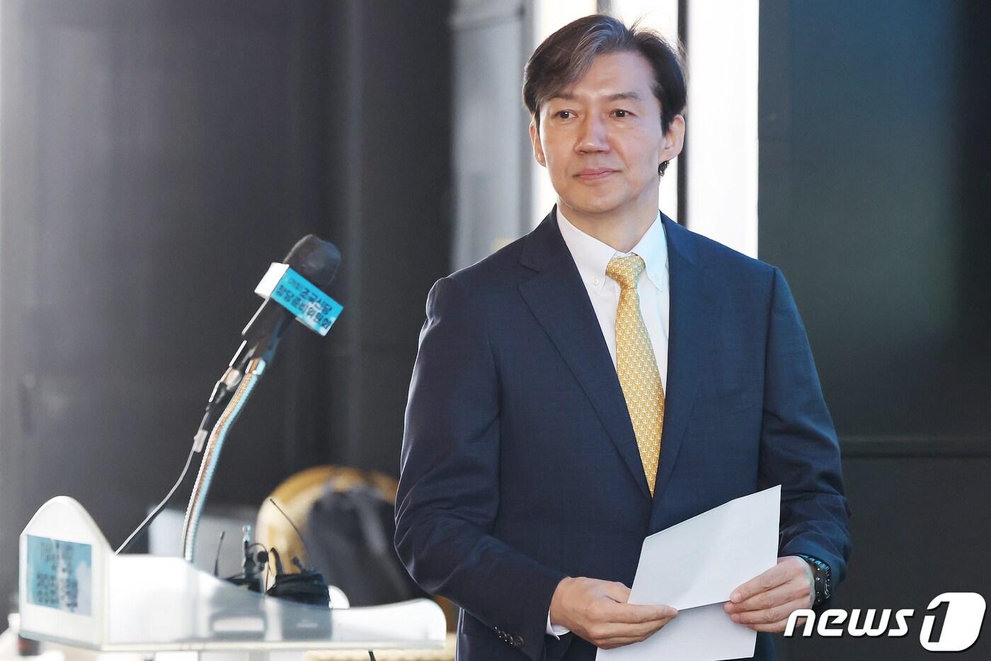 가칭 '조국신당' 인재영입위원장을 맡은 조국 전 법무부 장관이 25일 오전 서울 동작구의 한 영화관에서 열린 '조국신당 창당준비위원회 인재영입 발표식'에서 1호 영입인사 발표를 하기 위해 단상에 오르고 있다. 2024.2.25/뉴스1 ⓒ News1 민경석 기자