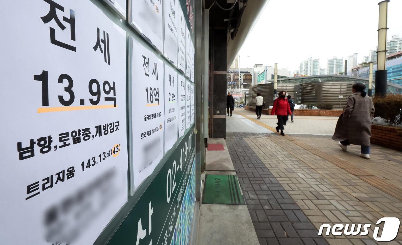 본문 이미지 -  사진은 25일 서울 송파구의 한 부동산중개업소에 붙어 있는 전세 매물 안내문. 2024.2.25/뉴스1 ⓒ News1 김진환 기자