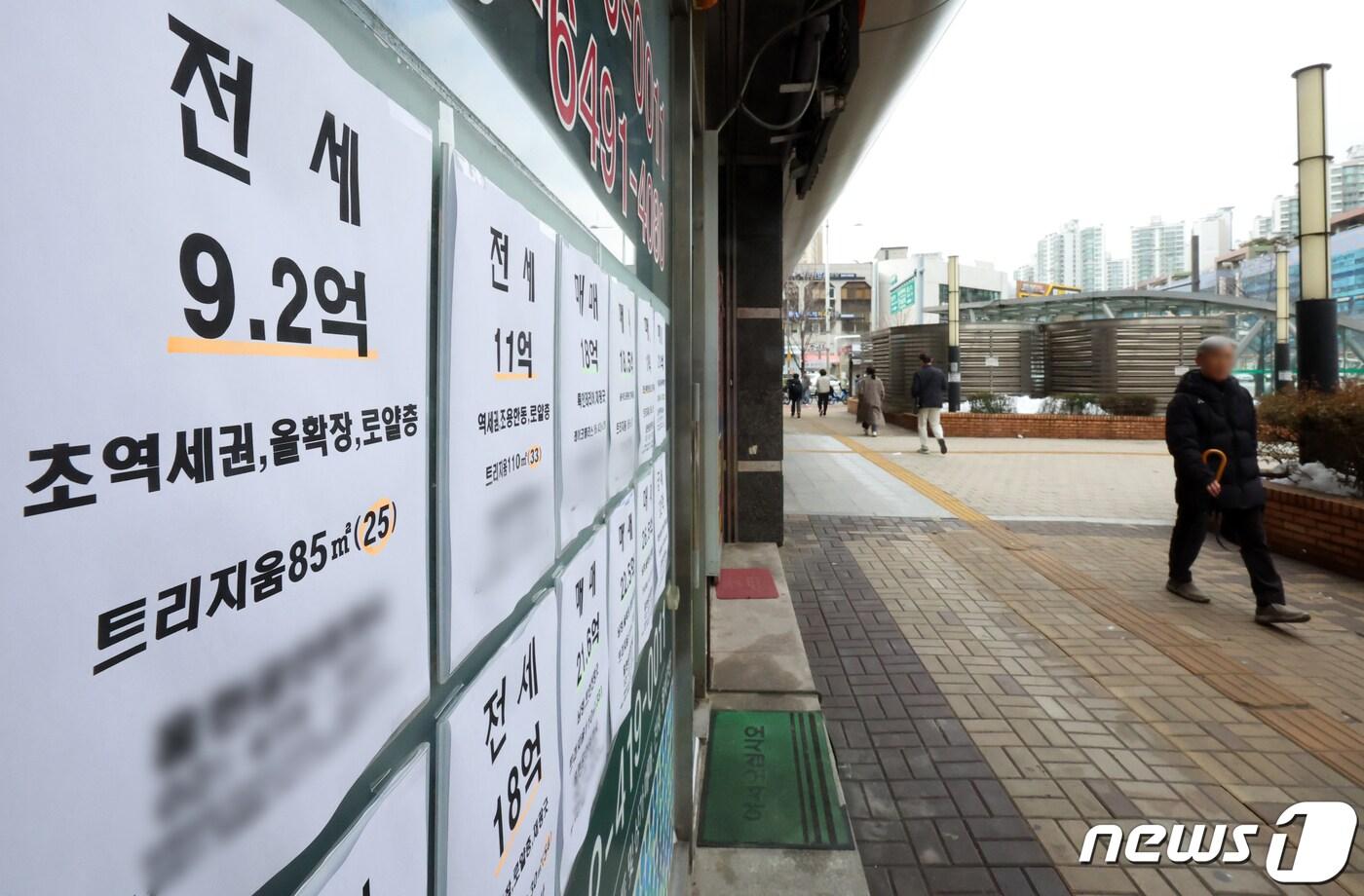 본문 이미지 - 25일 서울 송파구의 한 부동산중개업소에 붙어 있는 전세 매물 안내문. 2024.2.25/뉴스1 ⓒ News1 김진환 기자
