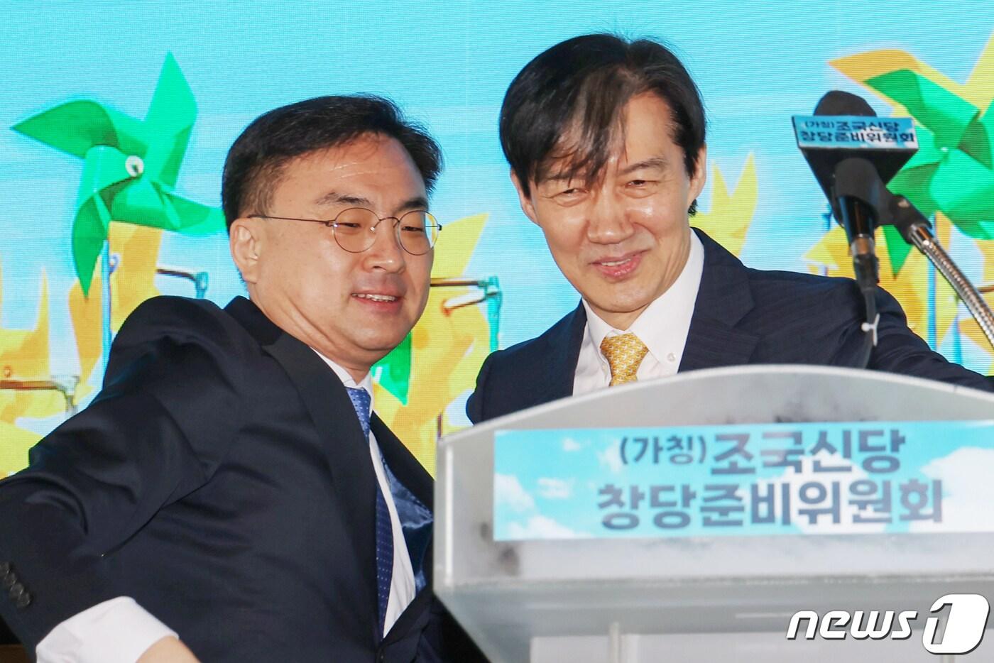 본문 이미지 - 가칭 '조국신당' 인재영입위원장을 맡은 조국 전 법무부 장관이 지난 2월 25일 오전 서울 동작구의 한 영화관에서 열린 '조국신당 창당준비위원회 인재영입 발표식'에서 1호 영입인사로 선정된 신장식 변호사와 포옹을 나눈 뒤 자리를 권하고 있다. 2024.2.25/뉴스1 ⓒ News1 민경석 기자