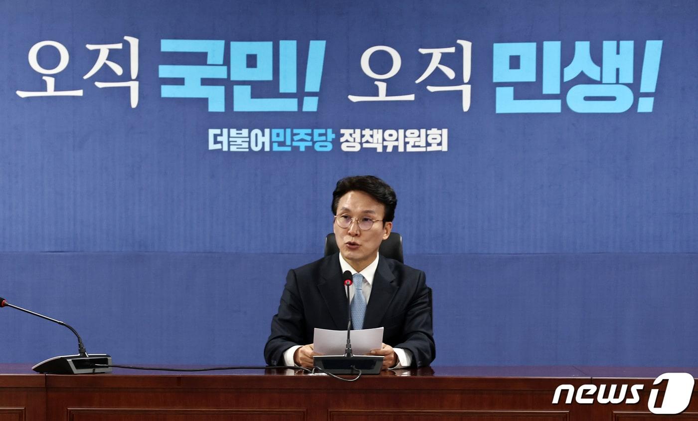 본문 이미지 - 김민석 더불어민주당 총선 상황실장이 25일 오전 서울 여의도 국회의원회관에서 열린 기자간담회에서 발언하고 있다. 2024.2.25/뉴스1 ⓒ News1 구윤성 기자