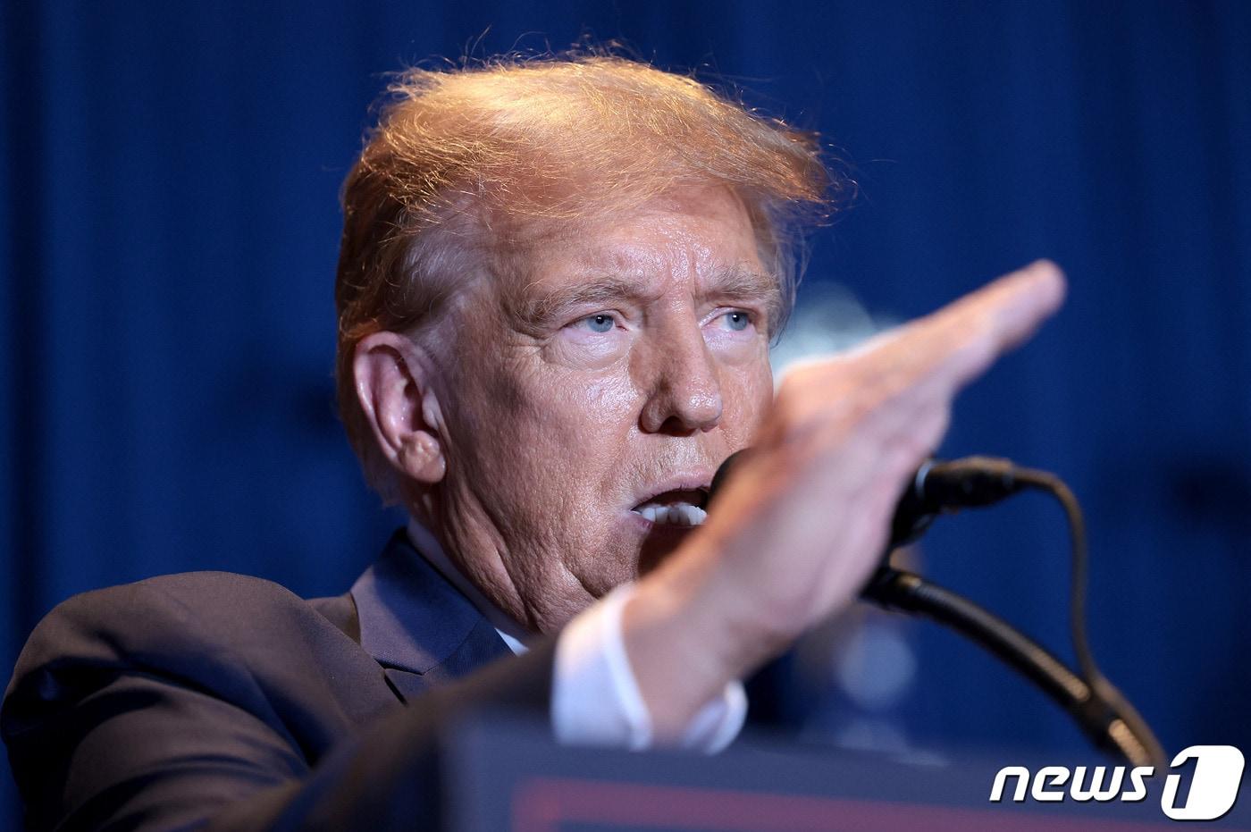도널드 트럼프 전 미국 대통령이 24일(현지시간) 니키 헤일리 후보의 고향인 사우스캐롤라이나주 컬럼비아 선거 캠프에서 경선 승리 연설을 하고 있다. 2024. 2. 25 ⓒ AFP=뉴스1 ⓒ News1 우동명 기자