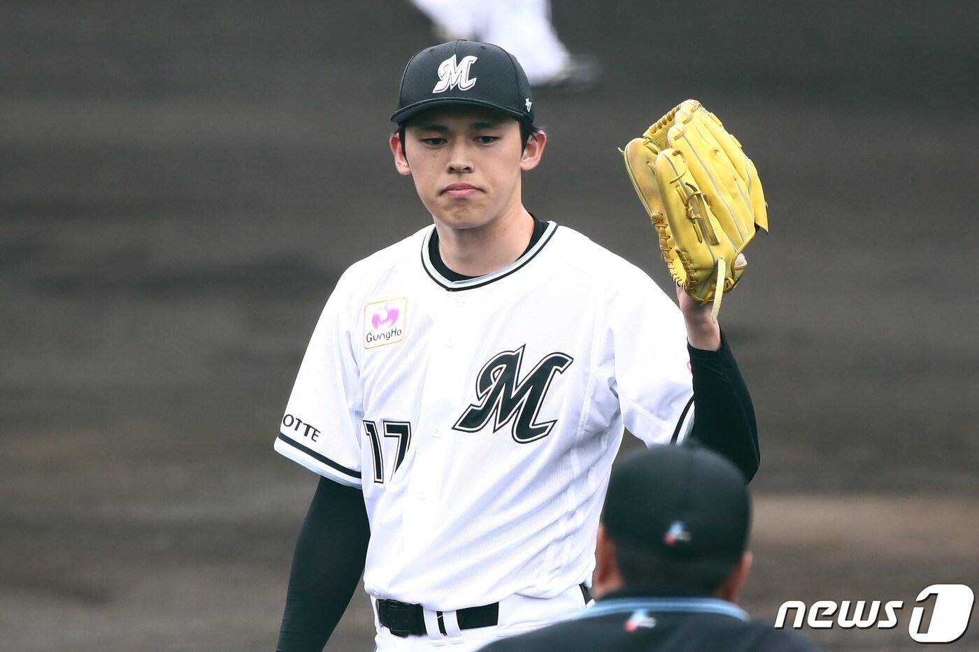 지바롯데 선발 사사키 로키가 25일 오후 일본 오키나와 니시자키 구장에서 열린 롯데 자이언츠와의 교류전 2차전 경기, 1회초 윤동희에게 2루타를 허용한뒤 아쉬워하고 있다. 2024.2.25/뉴스1 ⓒ News1 이광호 기자