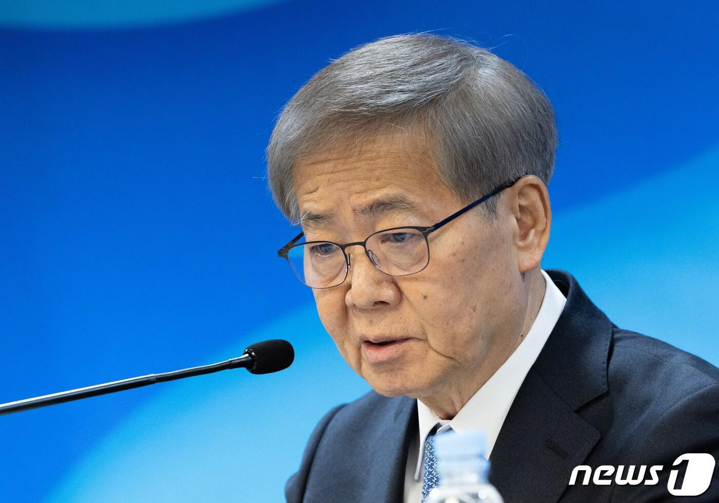 본문 이미지 - 임혁백 더불어민주당 중앙당공직선거후보자추천관리위원장이 25일 오후 서울 여의도 민주당 중앙당사에서 기자회견을 갖고 21개 선거구에 대한 공천 후보자 심사 결과를 발표하고 있다. 2024.2.25/뉴스1 ⓒ News1 이재명 기자