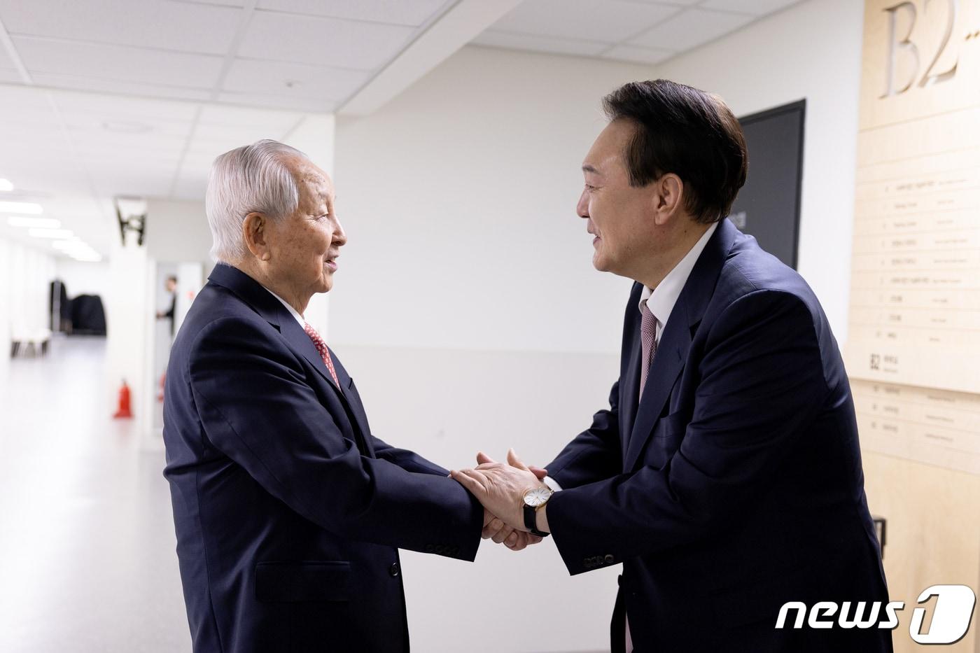 윤석열 전 대통령(오른쪽)과 김장환 목사. 2024.2.25/뉴스1 ⓒ News1 오대일 기자