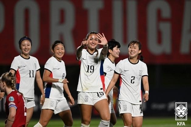 본문 이미지 - 대한민국 여자 축구국가대표팀(FIFA 랭킹 20위)의 케이시 유진 페어가 25일(한국시간) 포르투갈 리스본의 풋볼시티 경기장에서 열린 체코(28위)와 친선 경기에서 후반 시작과 동시에 추가골을 넣은 뒤 세리머니를 펼치고 있다. (대한축구협회 제공) 2024.2.25/뉴스1 ⓒ News1 김진환 기자