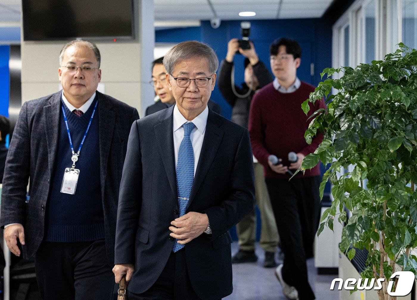 본문 이미지 - 임혁백 더불어민주당 중앙당공직선거후보자추천관리위원장이 25일 오후 서울 여의도 민주당 중앙당사에서 21개 선거구에 대한 공천 후보자 심사 결과 발표를 마친 후 나서고 있다. 2024.2.25/뉴스1 ⓒ News1 이재명 기자