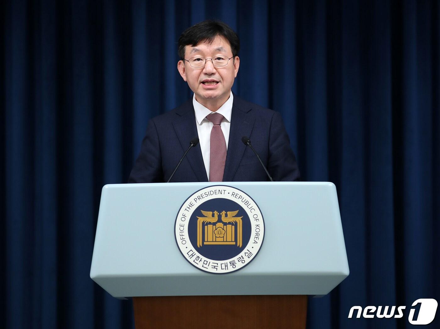 본문 이미지 - 성태윤 대통령실 정책실장이 25일 용산 대통령실 청사에서 윤석열 대통령이 진행한 14차례의 민생토론회 관련 브리핑을 하고 있다. 2024.2.25/뉴스1 ⓒ News1 오대일 기자