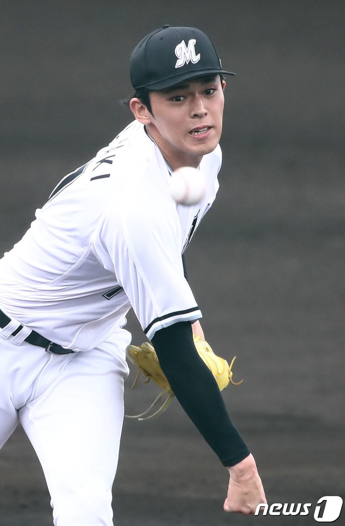 본문 이미지 - 지바롯데 선발 사사키 로키가 25일 오후 일본 오키나와 니시자키 구장에서 열린 롯데 자이언츠와의 교류전 2차전 경기에서 역투하고 있다.2024.2.25/뉴스1 · ⓒ News1 이광호 기자