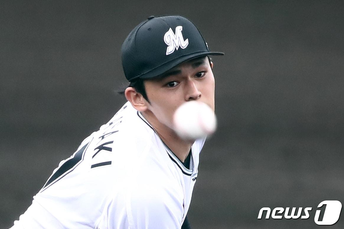 본문 이미지 - LA 다저스 유니폼을 입은 일본인 투수 사사키 로키. /뉴스1 DB ⓒ News1 이광호 기자