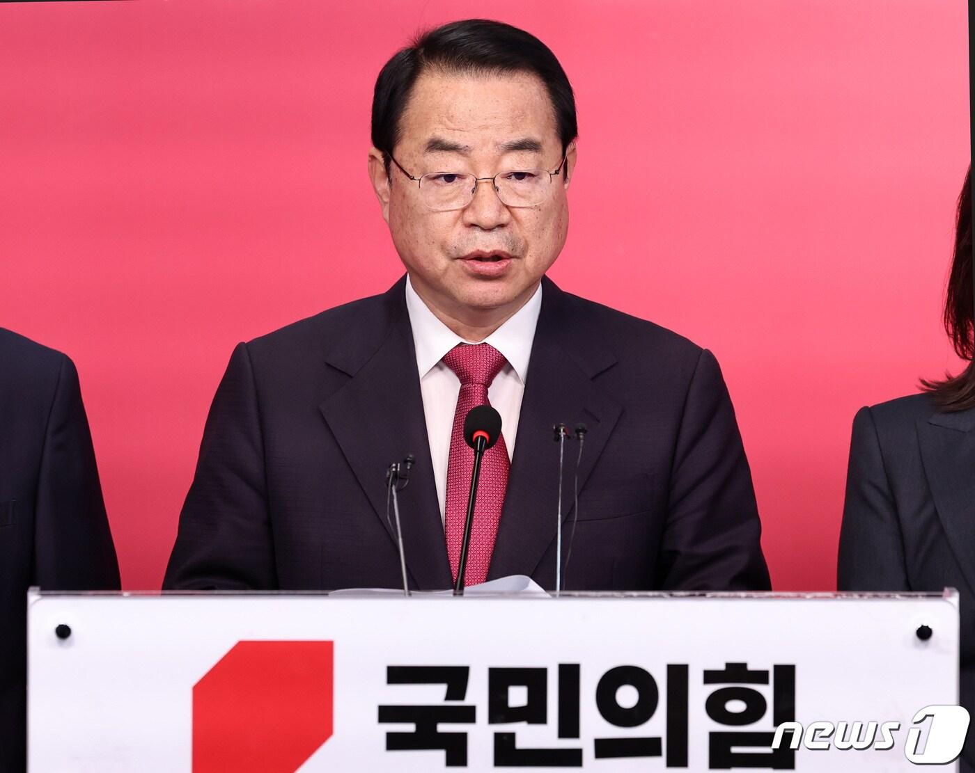 본문 이미지 - 정영환 국민의힘 공천관리위원장이 25일 오후 서울 여의도 중앙당사에서 1차 경선결과를 발표하고 있다. 2024.2.25/뉴스1 ⓒ News1 구윤성 기자