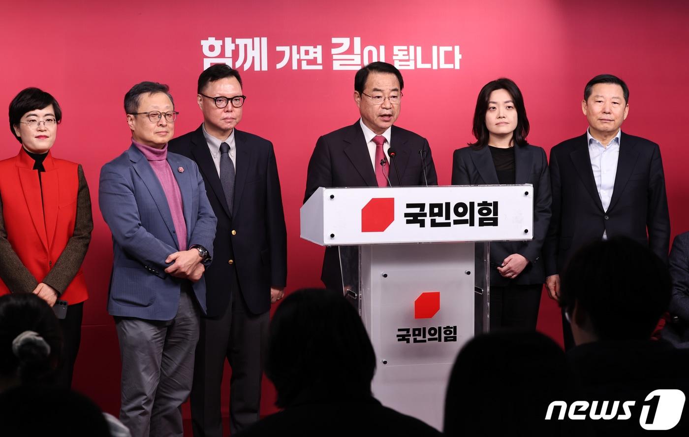 본문 이미지 - 정영환 국민의힘 공천관리위원장이 25일 오후 서울 여의도 중앙당사에서 1차 경선결과를 발표하고 있다. 2024.2.25/뉴스1 ⓒ News1 구윤성 기자