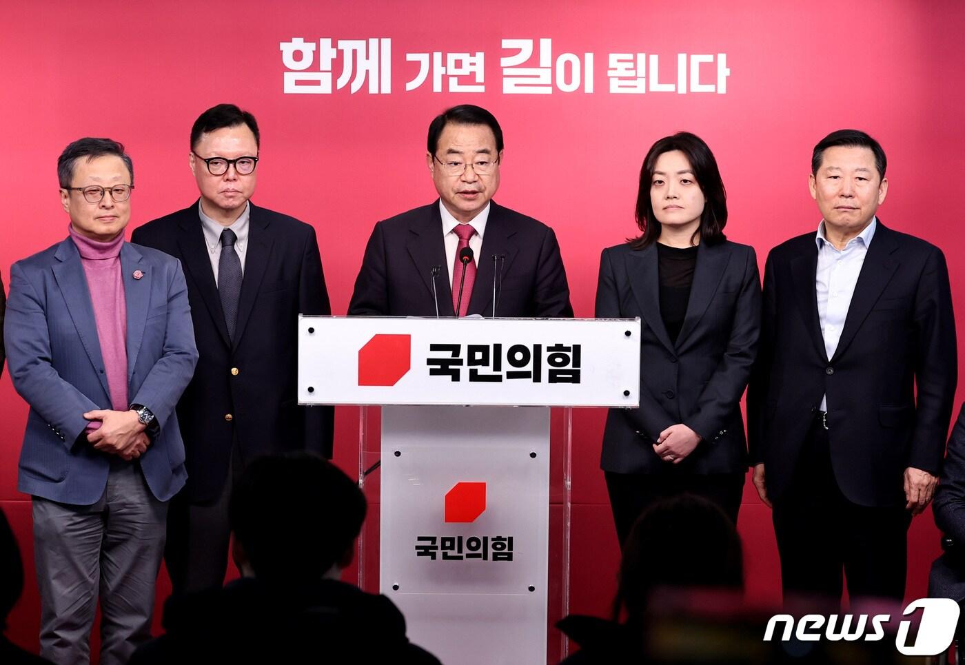본문 이미지 - 정영환 국민의힘 공천관리위원장이 25일 오후 서울 여의도 중앙당사에서 1차 경선결과를 발표하고 있다. 2024.2.25/뉴스1 ⓒ News1 구윤성 기자
