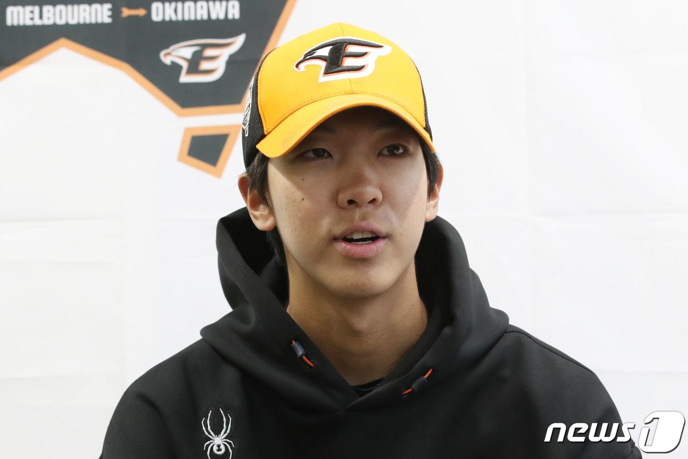 한화이글스 신인 황준서가 25일 일본 오키나와 고친다 구장에서 한신 타이거즈 2군과의 연습경기를 마치고 취재진과 인터뷰를 하고 있다. 2024.2.25/뉴스1 ⓒ News1 이광호 기자