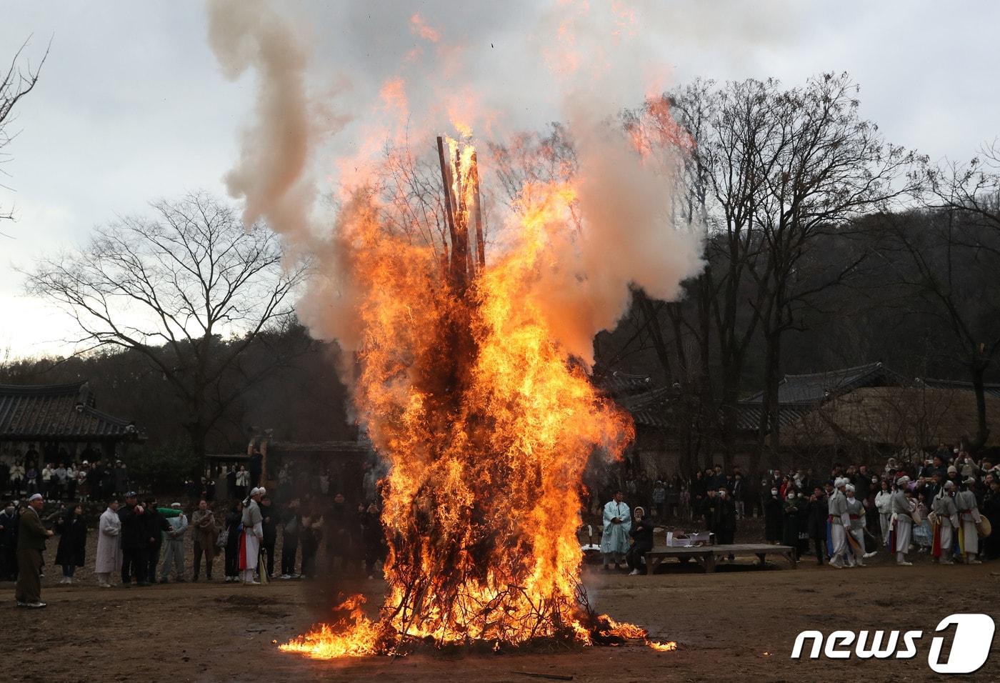 본문 이미지 - 25일 오후 경기 용인시 기흥구 한국민속촌에서 열린 정원대보름 달집태우기 행사에서 시민들이 타오르는 달집을 바라보며 소원을 빌고 있다. 2023.2.25 ⓒ 뉴스1 김영운 기자