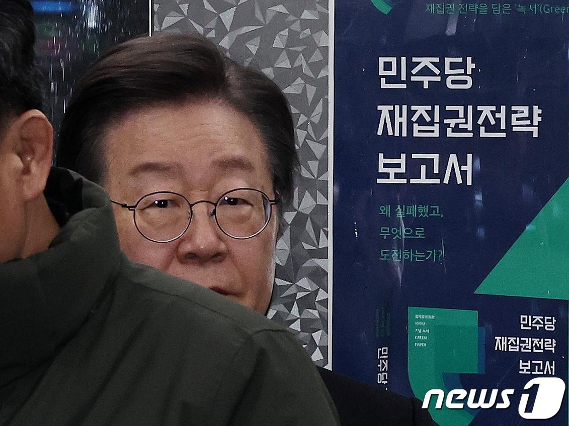 본문 이미지 - 이재명 더불어민주당 대표가 25일 오후 비공개 최고위원회의를 주재하기 위해 서울 여의도 중앙당사에 들어서고 있다. 2024.2.25/뉴스1 ⓒ News1 구윤성 기자