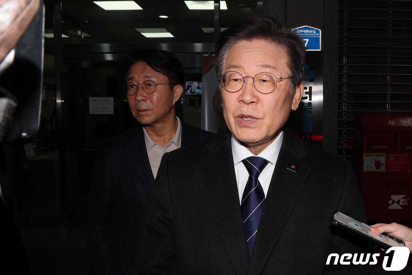 본문 이미지 - 이재명 더불어민주당 대표가 26일 비공개 최고위원회의를 마친 후 서울 여의도 중앙당사를 나서며 취재진의 질의에 답변하고 있다. 2024.2.26/뉴스1 ⓒ News1 신웅수 기자