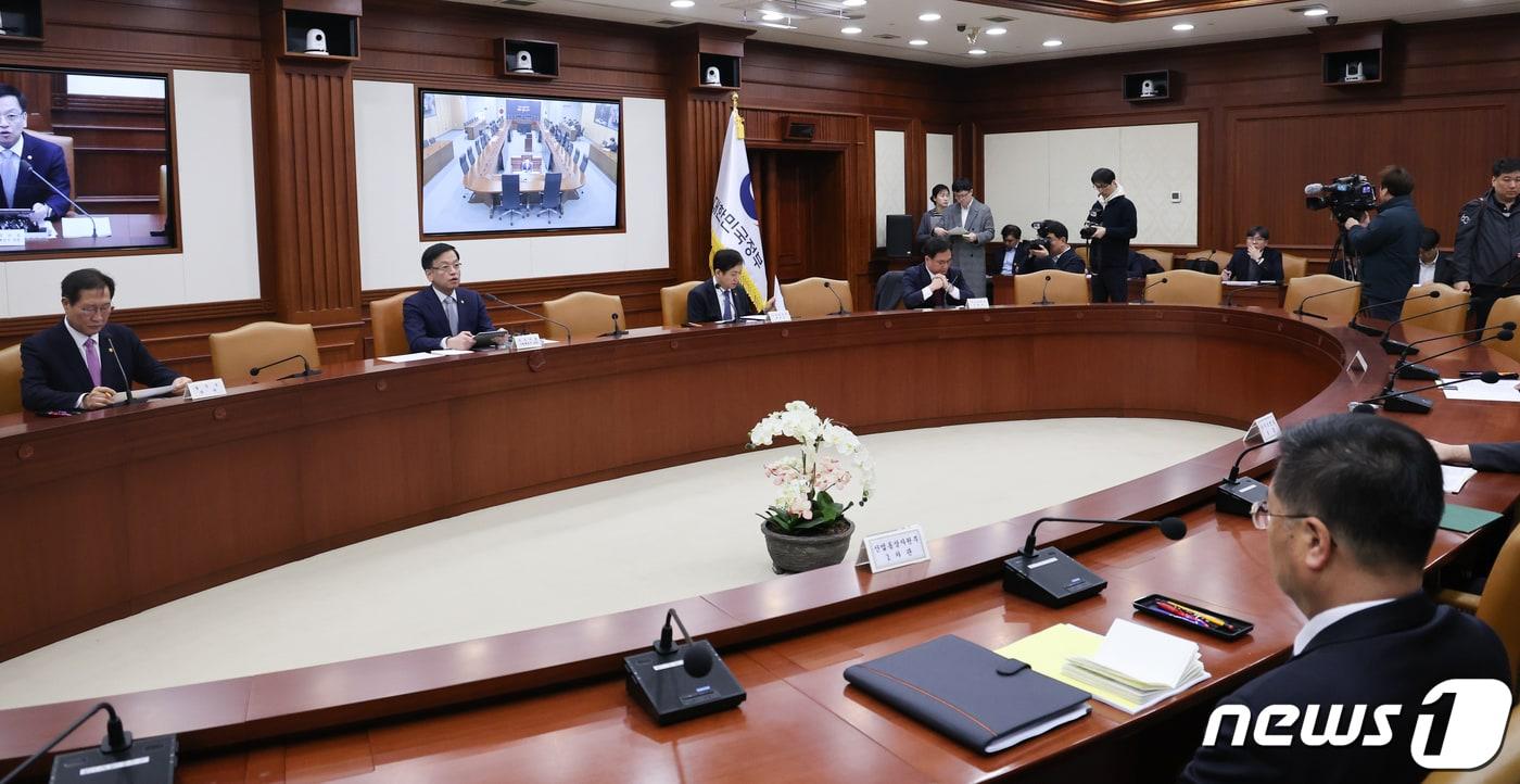 본문 이미지 - 최상목 경제부총리 겸 기획재정부 장관이 26일 서울 종로구 정부서울청사에서 열린 비상경제장관회의에서 모두발언을 하고 있다. 2024.2.26/뉴스1 ⓒ News1 허경 기자