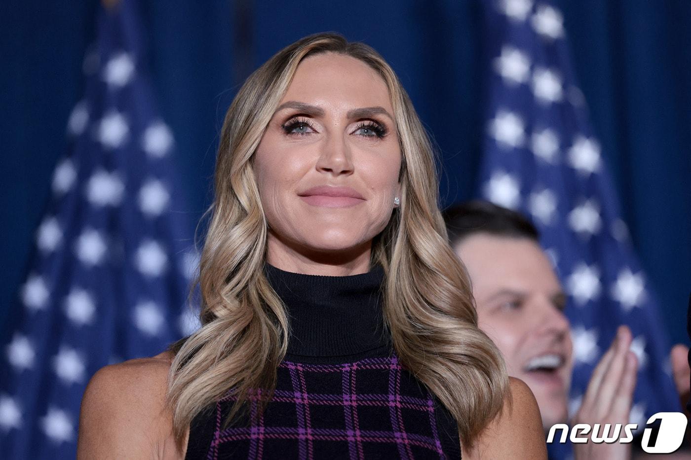 본문 이미지 - 도널드 트럼프 전 미국 대통령의 며느리 라라가 24일(현지시간) 니키 헤일리 후보의 고향인 사우스캐롤라이나주 컬럼비아 선거 캠프에서 트럼프 전 대통령의 경선 승리 연설을 듣고 있다. 2024. 2. 26 ⓒ AFP=뉴스1 ⓒ News1 우동명 기자