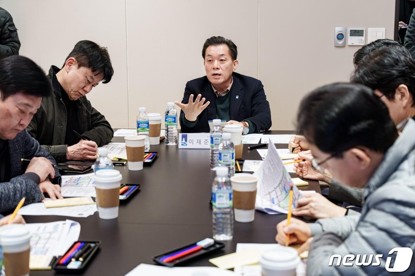 본문 이미지 - 이재준 수원시장이 '스타필드 수원' 교통개선대책 회의에서 발언하고 있다.(수원시 제공)