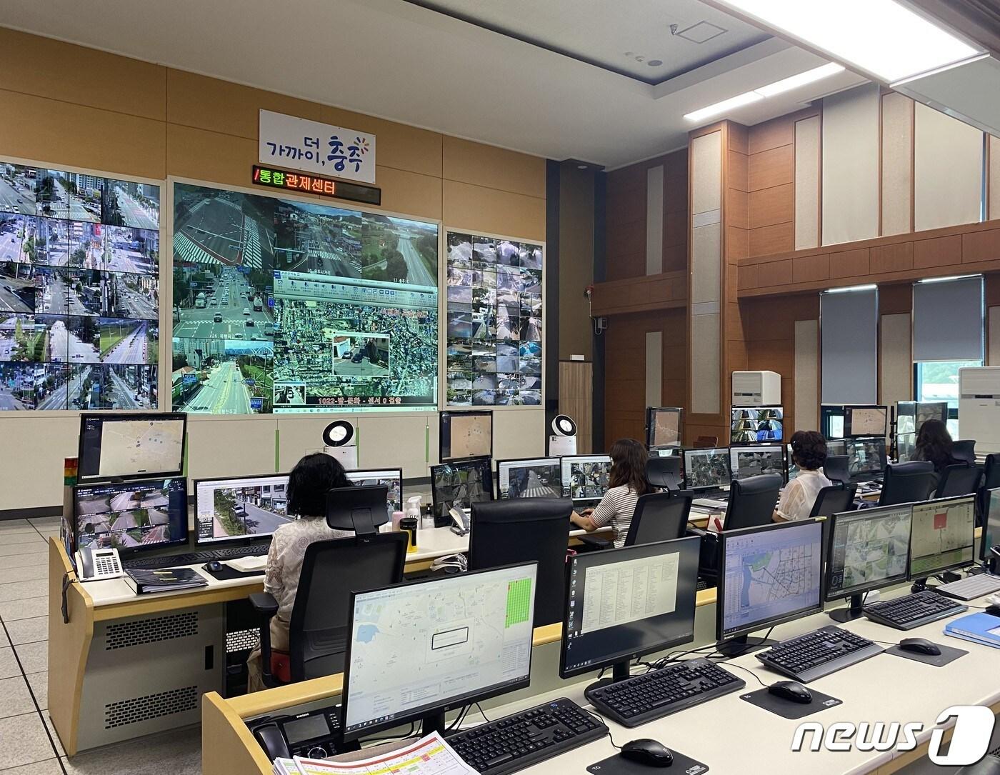 본문 이미지 -  26일 충북 충주시가 통합관제센터 CCTV 영상을 경찰서·소방서와 공유하는 스마트 도시안전망을 구축한다고 밝혔다. 사진은 통합관제센터.(충주시 제공)2024.2.26/뉴스1