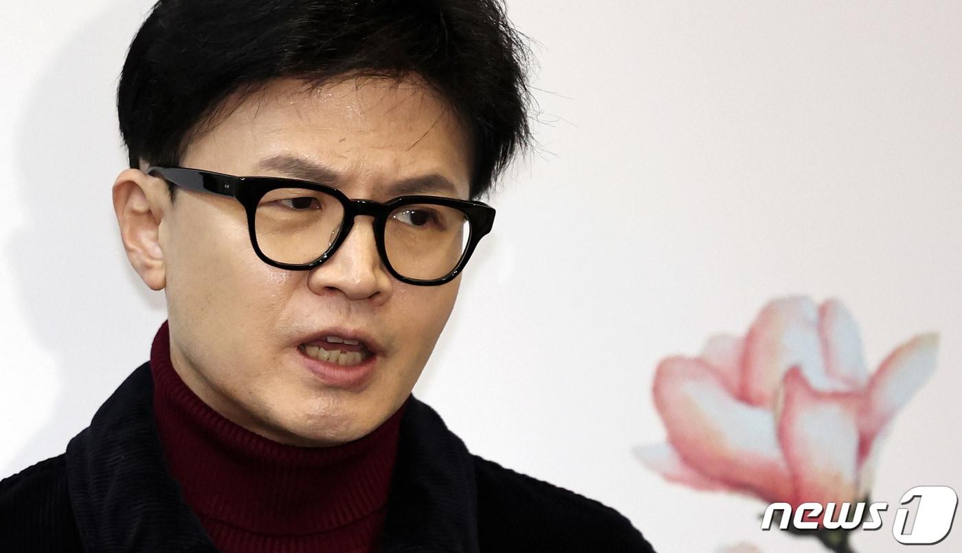 본문 이미지 - 한동훈 국민의힘 비상대책위원장이 26일 오전 서울 여의도 중앙당사로 출근하며 취재진의 질문에 답하고 있다. 2024.2.26/뉴스1 ⓒ News1 구윤성 기자