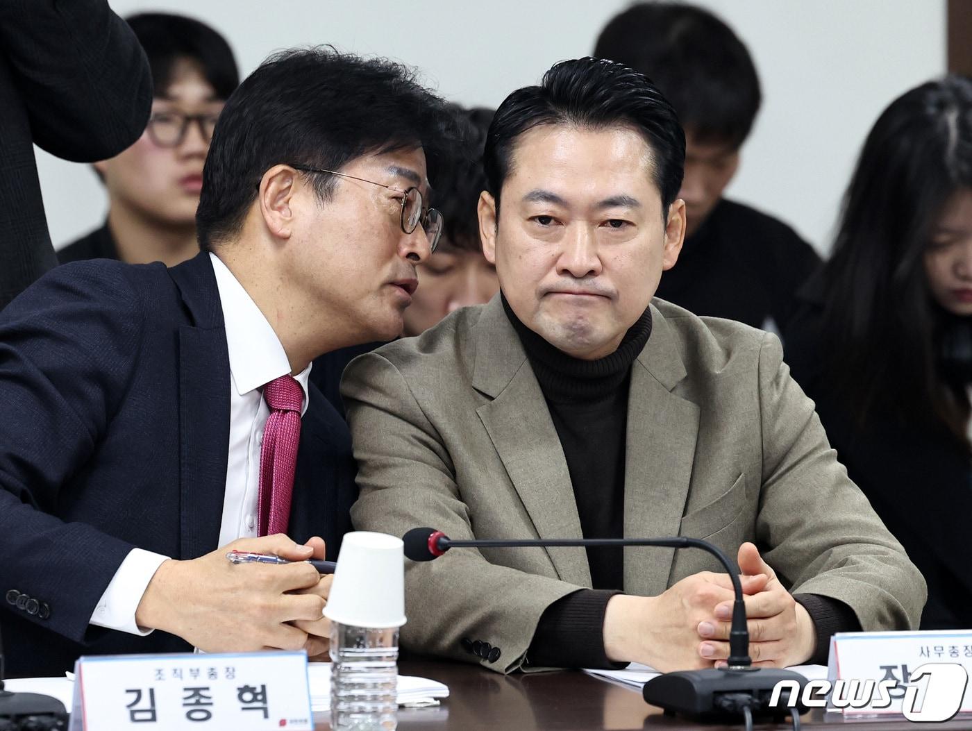 본문 이미지 - 국민의힘 장동혁 사무총장(오른쪽)과 김종혁 조직부총장이 2024년 2월 26일 오전 서울 여의도 중앙당사에서 열린 비대위회의에서 귀엣말을 나누고 있다. 2024.2.26/뉴스1 ⓒ News1 구윤성 기자