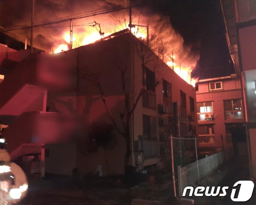 본문 이미지 -  26일 오전 4시 14분쯤 충북 충주시 대소원면의 한 다가구주택에서 불이 나 거주자 1명이 다쳤다.(충주소방서 제공)2024.2.26/뉴스1