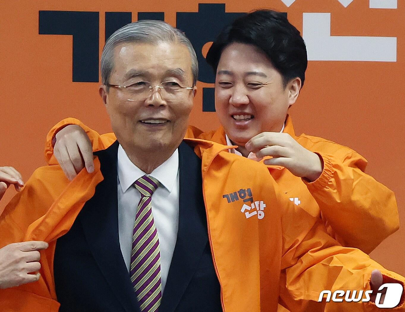 본문 이미지 - 김종인 개혁신당 공천관리위원장이 26일 서울 여의도 국회에서 열린 최고위원회의에서 이준석 대표로부터 옷을 선물 받고있다. 2024.2.26/뉴스1 ⓒ News1 송원영 기자