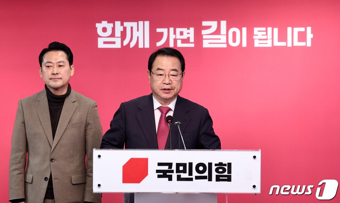 본문 이미지 - 정영환 국민의힘 공천관리위원장이 26일 오전 서울 여의도 중앙당사에서 제13차 회의 결과를 발표하고 있다. 2024.2.26/뉴스1 ⓒ News1 구윤성 기자