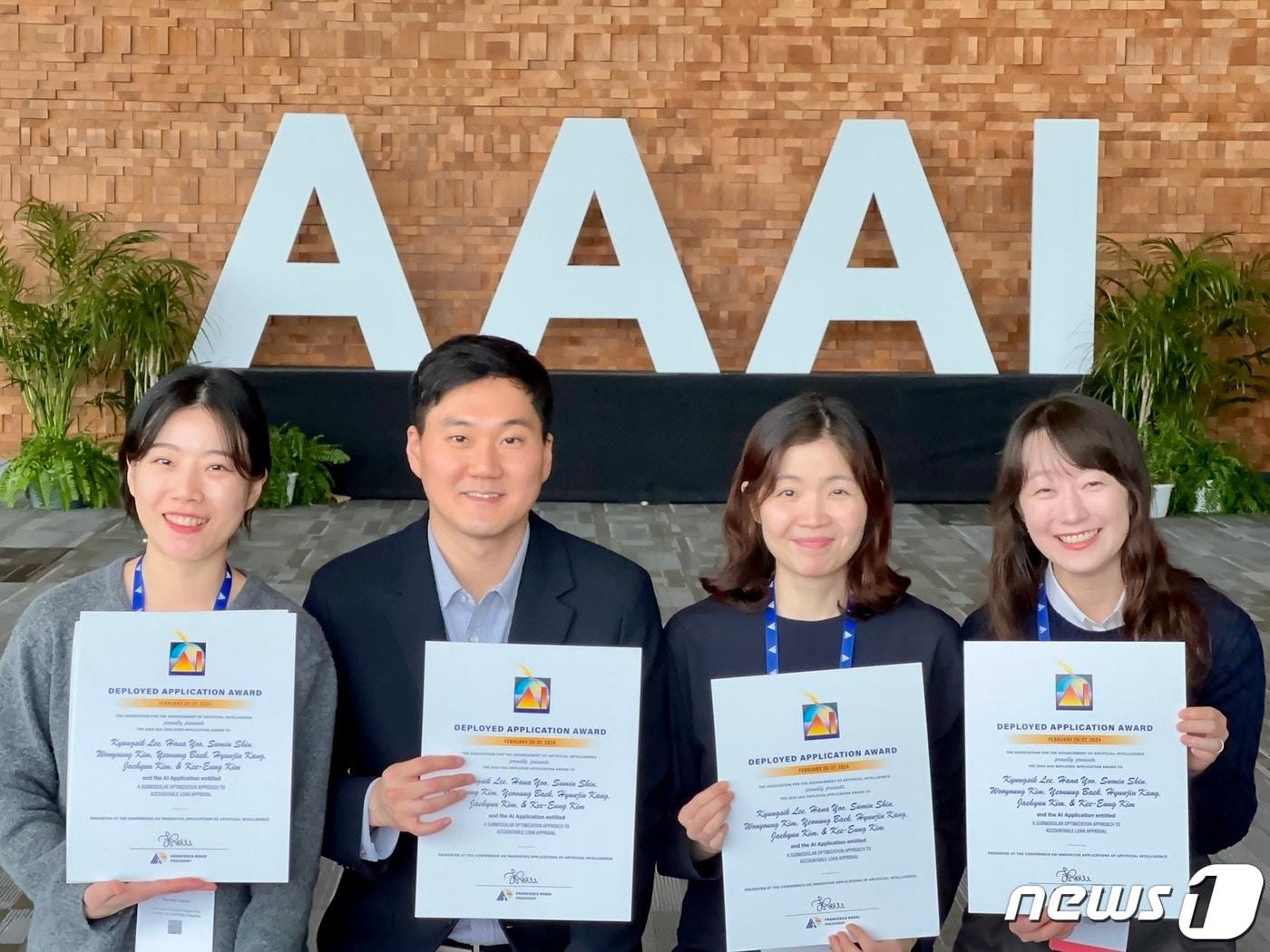 본문 이미지 - 전 세계 금융사 최초로 국제인공지능학회 <혁신적 인공지능 응용상>(IAAI)을 2년 연속 수상한 현대캐피탈 리스크모델링팀 담당자들이 기념촬영을 하고 있다/사진제공=현대캐피탈