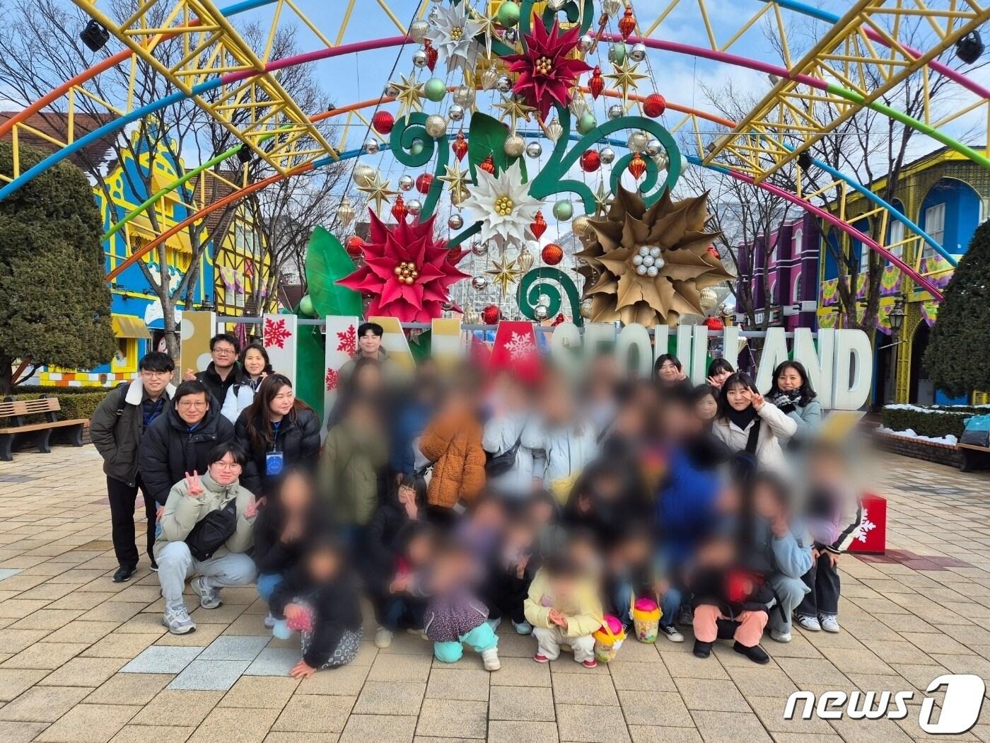 본문 이미지 - 중소기업사랑나눔재단 중기연합봉사단이 선덕원 아이들과 서울랜드에서 기념촬영을 하고 있다.&#40;중소기업중앙회 제공&#41;